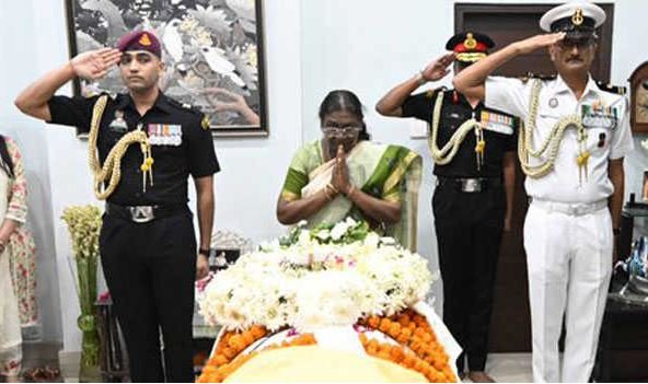 राष्ट्रपति ने विजय कुमार मल्होत्रा के आवास पर जाकर उन्हें श्रद्धांजलि अर्पित की