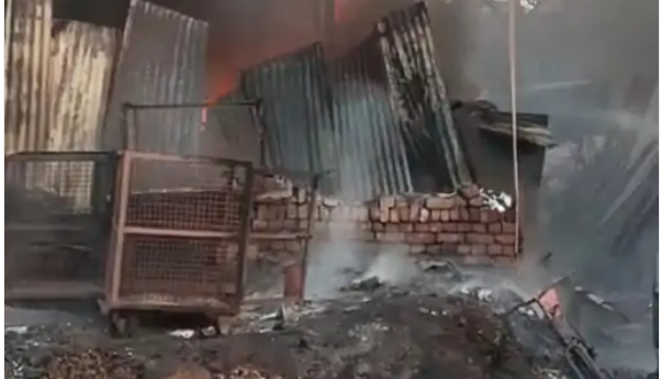कबाड़ी के गोदामों में भीषण आग, गैस सिलेंडर और गाड़ियाँ जलीं, बड़ा हादसा टला