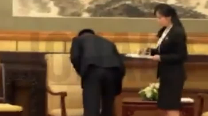 किम जोंग उन की कुर्सी की सफाई: जाने के बाद स्टाफ ने क्यों रगड़-रगड़ कर धोया, जानिए वजह