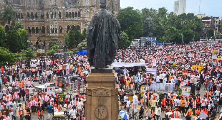 मुंबई में जरांगे ने किया आजाद मैदान खाली करने से इनकार, मांगों के पूरा होने तक डटे रहने का संकल्प
