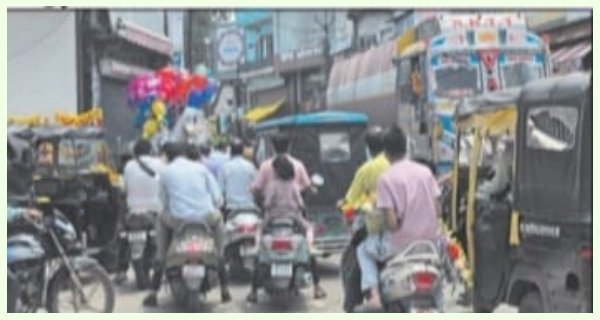 भारी वाहनों पर रोक के बावजूद नगर में धड़ल्ले से प्रवेश, हादसों का खतरा