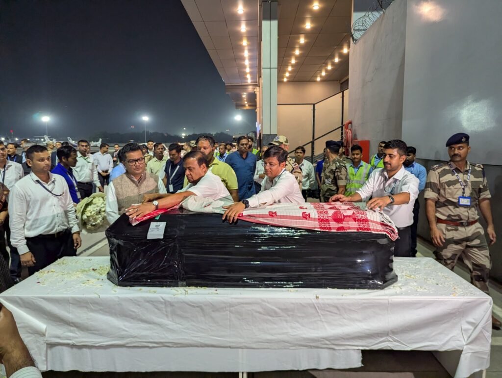 जुबीन का गर्ग पार्थिव शरीर असम पहुंचा, अपने चहेते संगीतकार को श्रद्धांजलि देने जुटे लाखों लोग