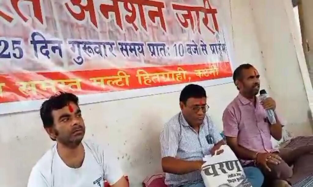 प्रधानमंत्री शहरी आवास में बिजली-पानी की समस्या को लेकर अनवरत अनशन शुरू