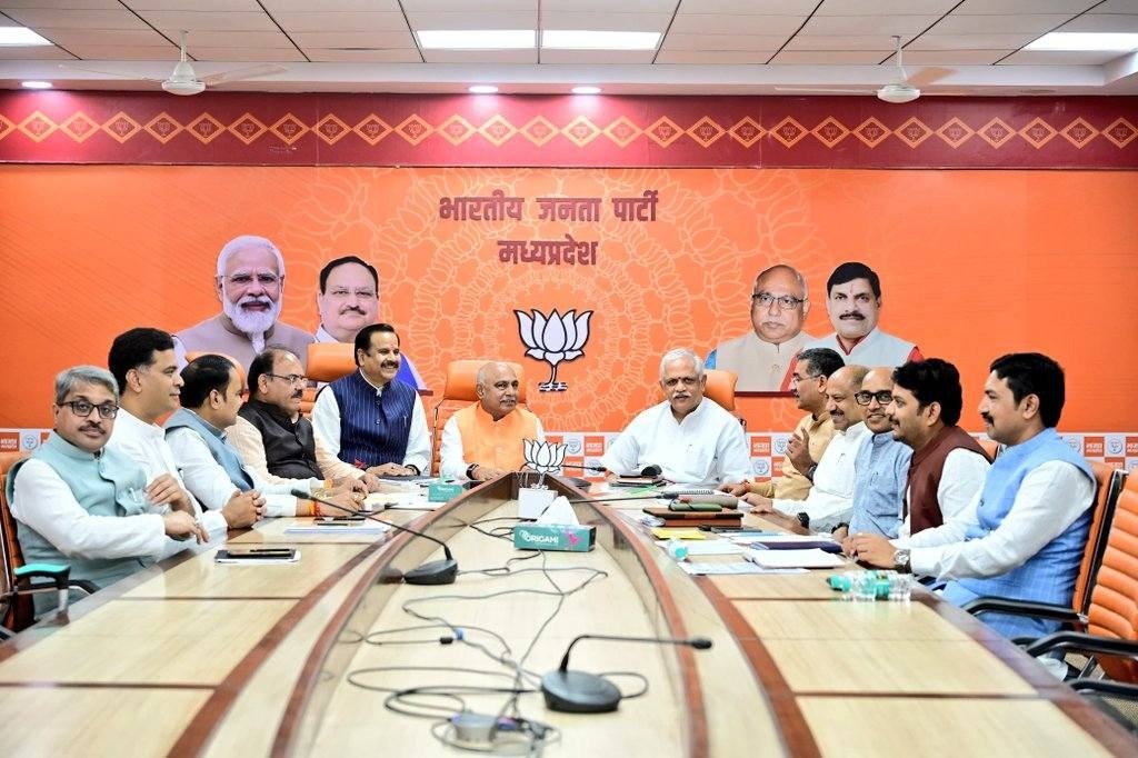 सेवा पखवाड़े पर मंथन: संतोष ने जनता से जुड़ने और संवाद का दिया मंत्र