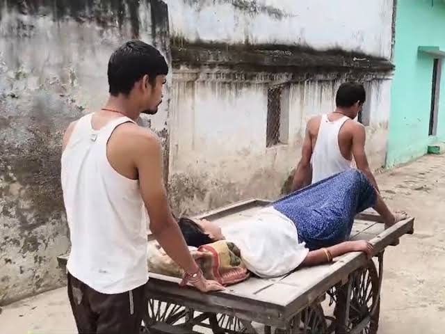 एंबुलेंस नहीं मिली तो ठेले पर ही गर्भवती महिला को ले गए अस्पताल 
