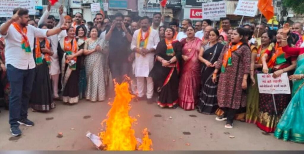 वोटर अधिकार यात्रा में राहुल-तेजस्वी के बयान से नाराज भाजपाइयों ने पुतला फूंका