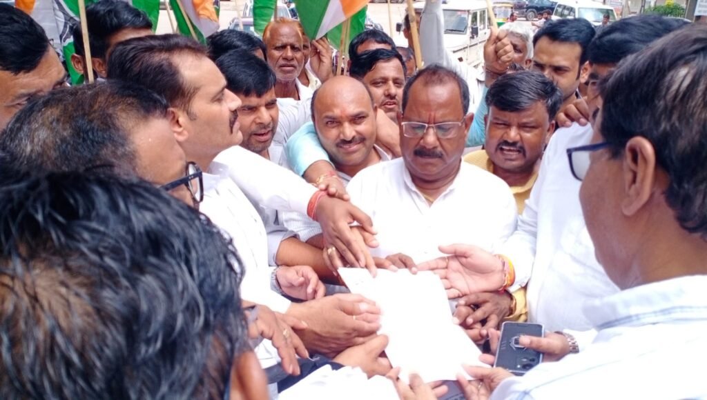 जौहरे के नेतृत्व में कलेक्टर को ग्रामीण कांग्रेस ने दिया ज्ञापन, बताई समस्याएं