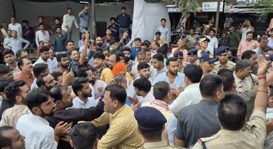सीहोर में कांग्रेस-भाजपा कार्यकर्ताओं में झड़प, पुतला दहन से बढ़ा विवाद