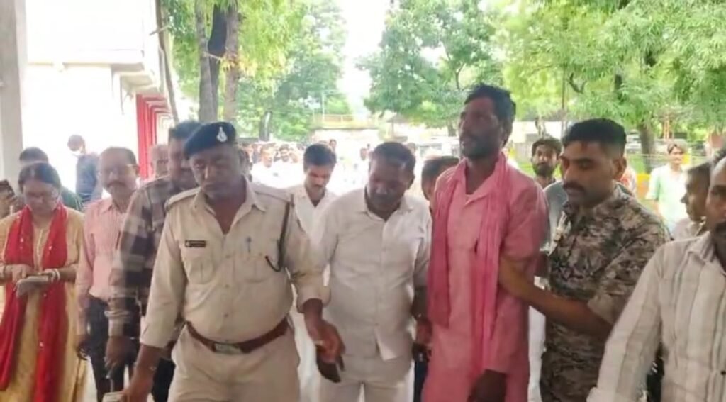 मूंग का भुगतान नहीं मिलने से नाराज किसान फांसी लगाने पेड़ पर चढ़ा कलेक्टर की समझाइश पर नीचे उतरा