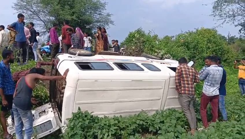 बच्चों से भरा मैजिक वाहन पलटा, आधा दर्जन बच्चे घायल, बच्चों को छोड़ ड्राइवर फरार