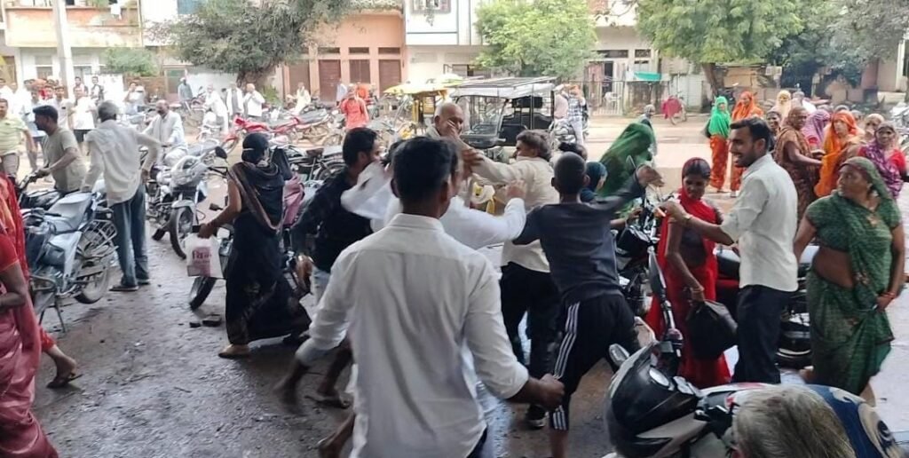 खाद की किल्लत को लेकर किसानों में झगड़ा दो किसान आपस में भिडें 