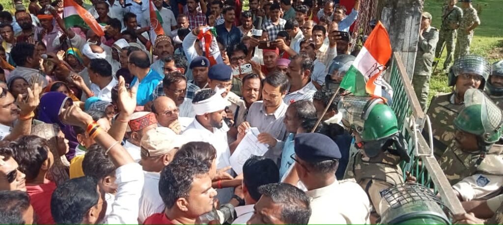हल्ला बोल: आदिवासियों के खिलाफ फर्जी मुकदमा वापस लेने कांग्रेस का तहसीलदार को ज्ञापन