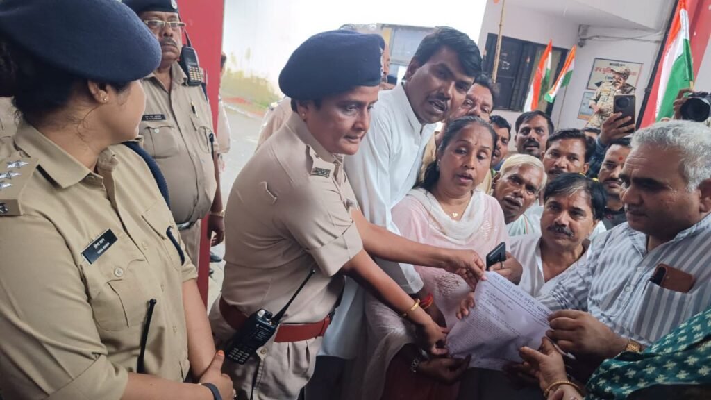 कांग्रेस ने एएसपी को सौंपा ज्ञापन