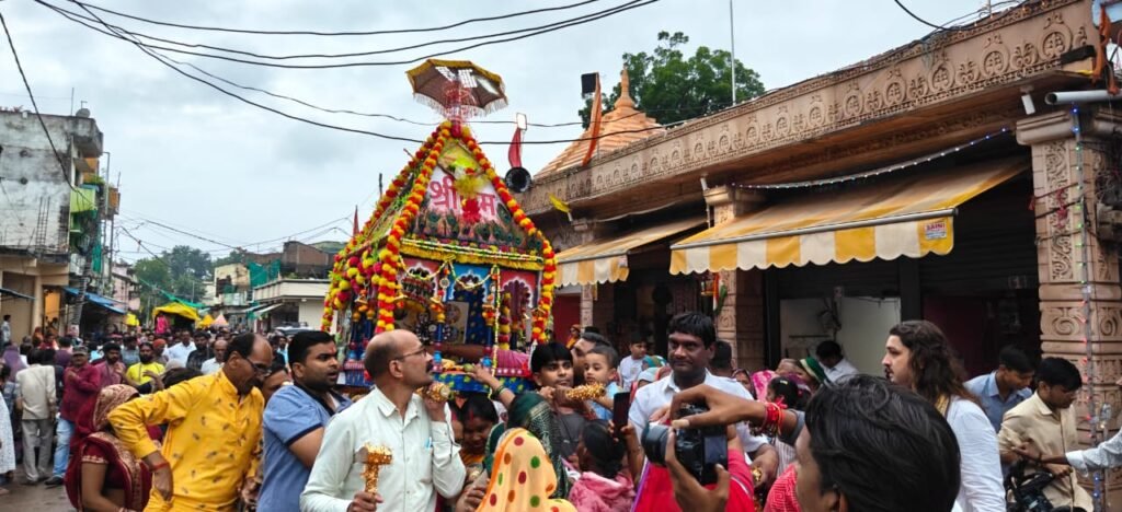 विमान पर बैठकर निकले बाल गोपाल 