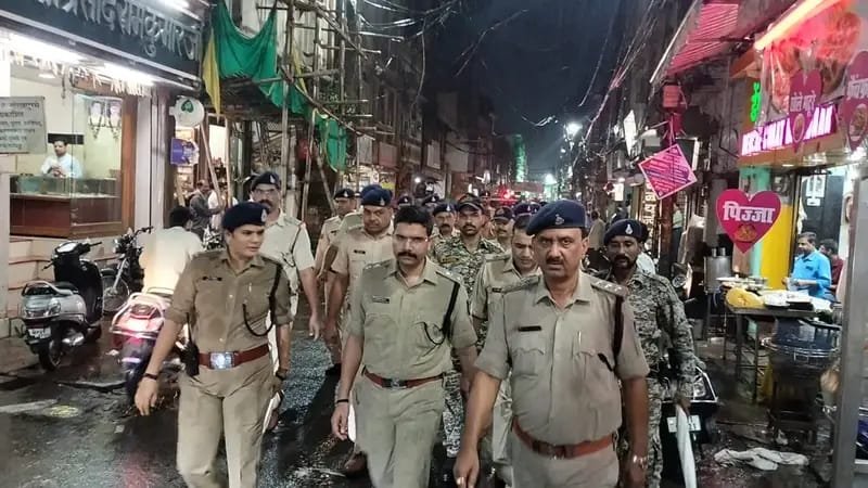 सुरक्षा का पैगाम लेकर निकला फ्लैग मार्च
