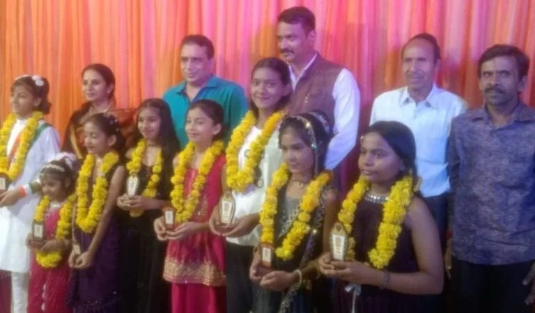 इटारसी में बच्चों की नृत्य प्रतियोगिता, विजेताओं को मिला सम्मान