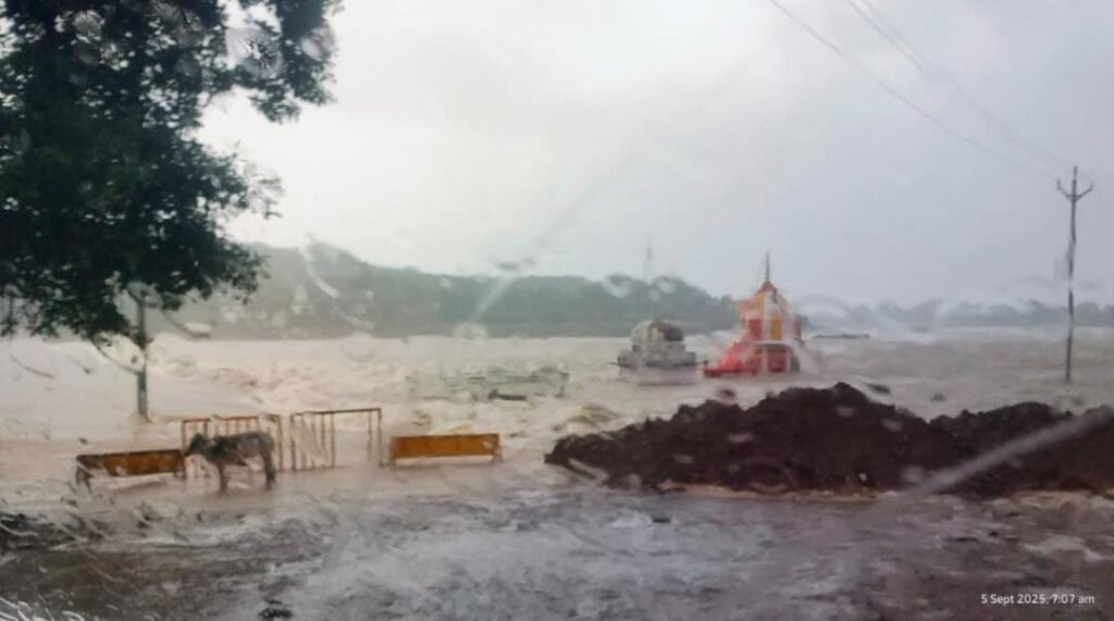 8वीं बार डूबा सेबड़ा का पुल, आवागमन बंद