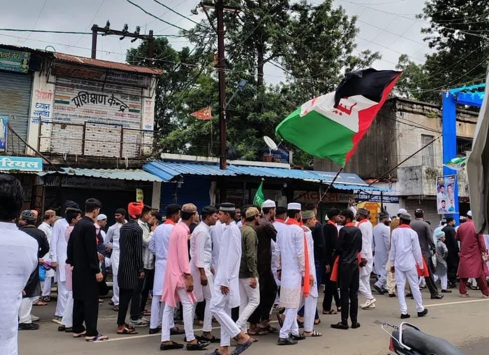 चांदामेटा में युवकों ने लहराया फिलिस्तीनी झंडा, विवाद बढ़ा