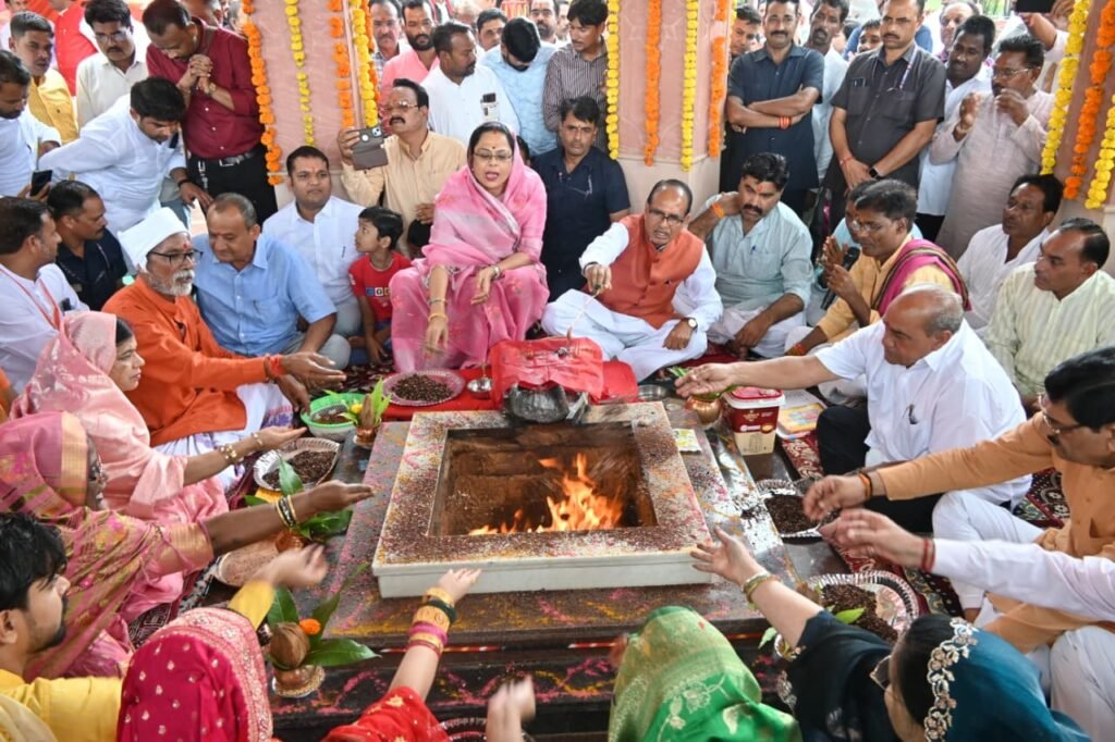 बाढ़ वाले गणेश मंदिर पर अखंड रामायण पाठ व भंडारा,शिवराज हुए परिवार सहित शरीक
