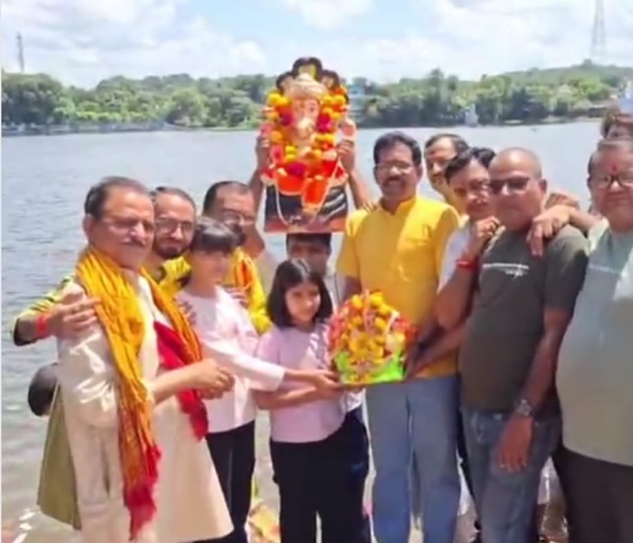 प्रताप सागर तालाब में गणेश प्रतिमा का किया जा रहा विसर्जन