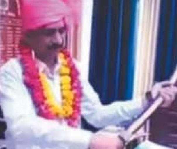 MLA vs Collector विवाद: क्षत्रिय समाज का कलेक्टर को समर्थन, भेंट की तलवार