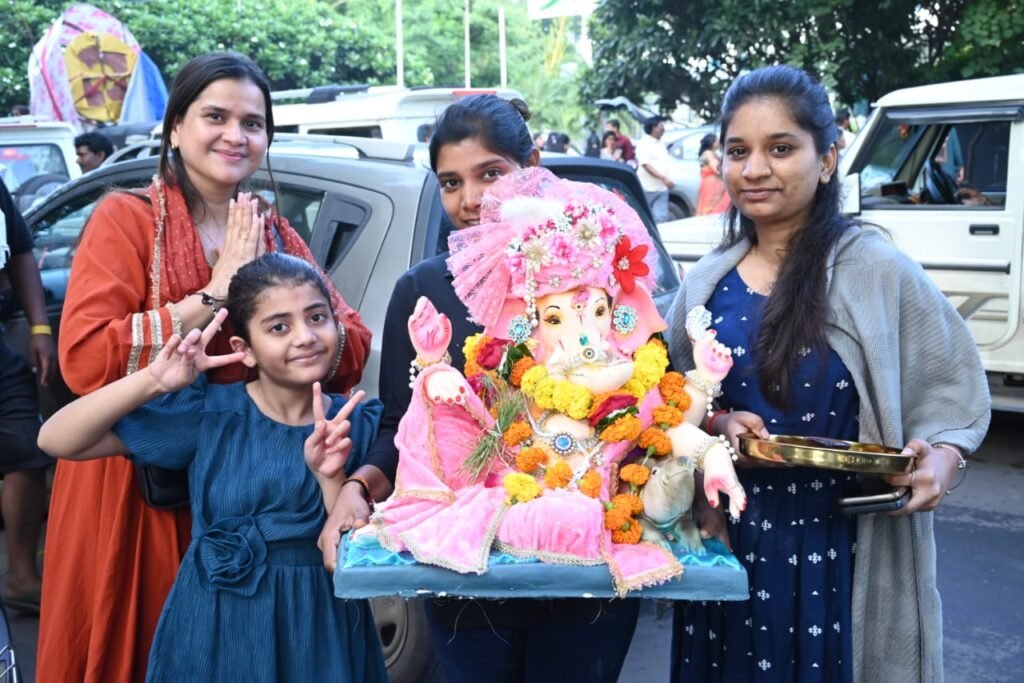 घरों से घाटों तक: गणपति बप्पा मोरया के जयकारों के बीच हुआ गणपति विसर्जन