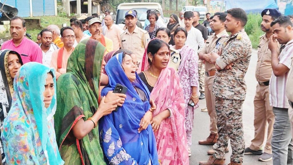 सरई में संदिग्ध मौत की गुत्थी अनसुलझी, परिजनों ने थाने के सामने दिया धरना