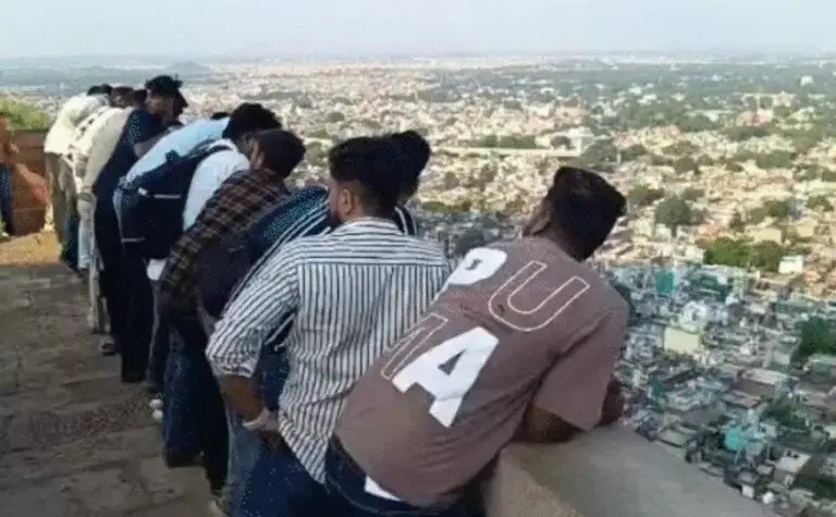 ग्वालियर किले से कूदा युवक, झाड़ियों में फंसा, हाथ पैर टूटे