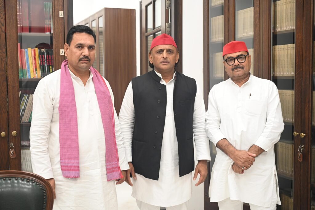 अखिलेश यादव से मिले ग्वालियर के सपा नेता