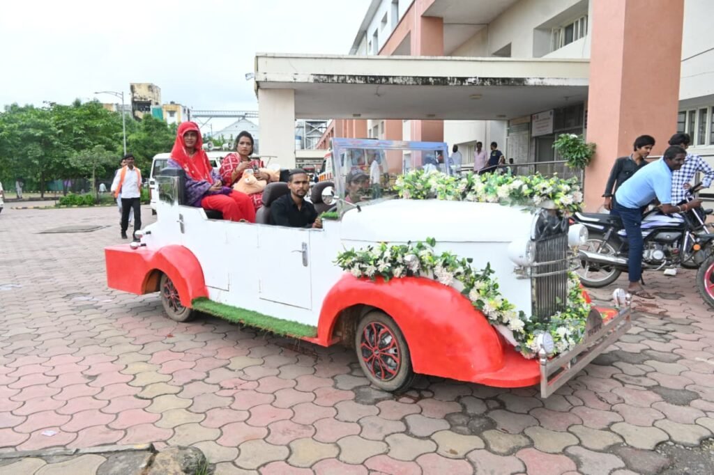 विदिशा में बेटी के जन्म पर परिवार ने सजाई कार, खुशियों संग घर लाए नन्ही लक्ष्मी