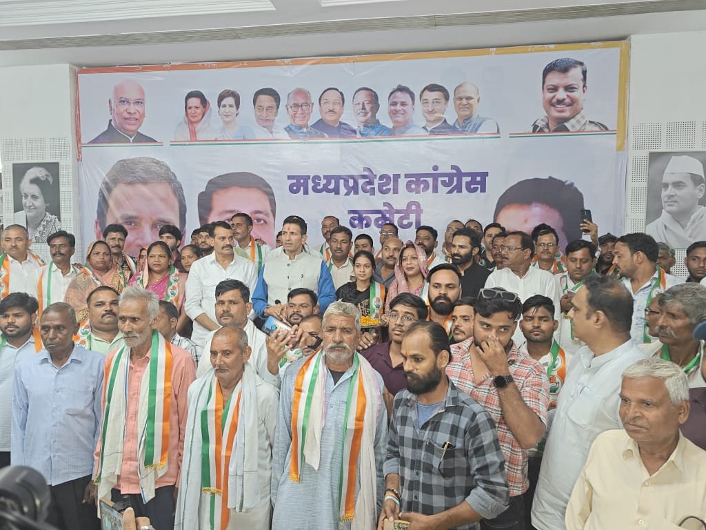 ग्वालियर से सैकड़ों कार्यकर्ता BJP-BSP छोड़ कांग्रेस में शामिल हुए 