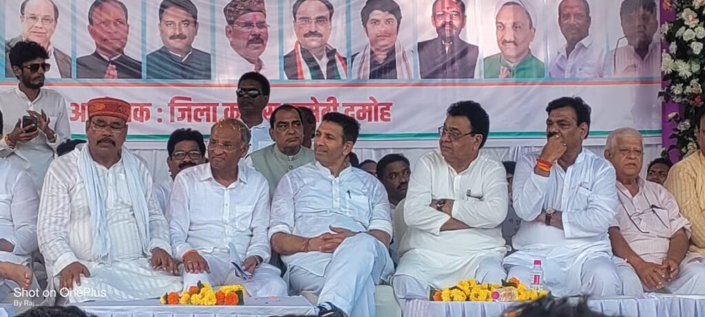 रोड शो के दौरान जीतू पटवारी ने उठाया खाद संकट का मुद्दा