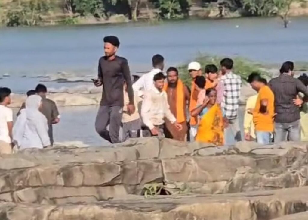 नदी में नहाने गए दो किशोर डूबे, परिजन और पुलिस कर रहे तलाश