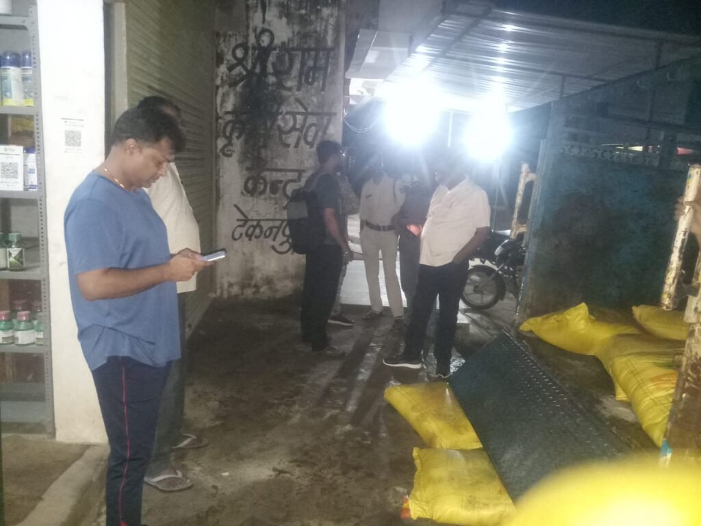 अवैध रूप से स्टोरेज की गई खाद जब्त, दुकान सील