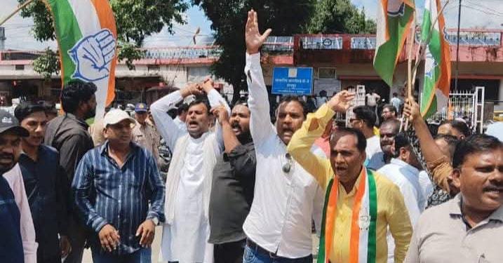 महापौर का पुतला दहन कर जताया कांग्रेसियों ने आक्रोश