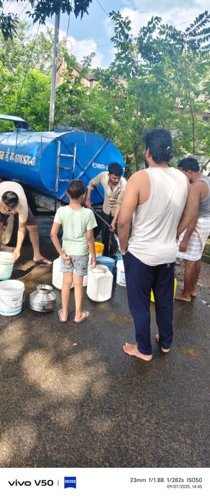 पार्षद ने प्राइवेट टैंकर से दिलाई राहत