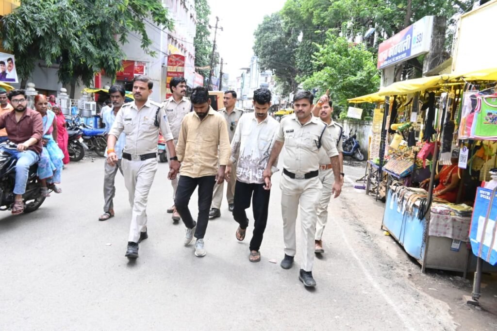 बदमाशों को पैदल लेकर बाजार में निकली पुलिस चाकूबाजी करने वाले आरोपी गिरफ्तार