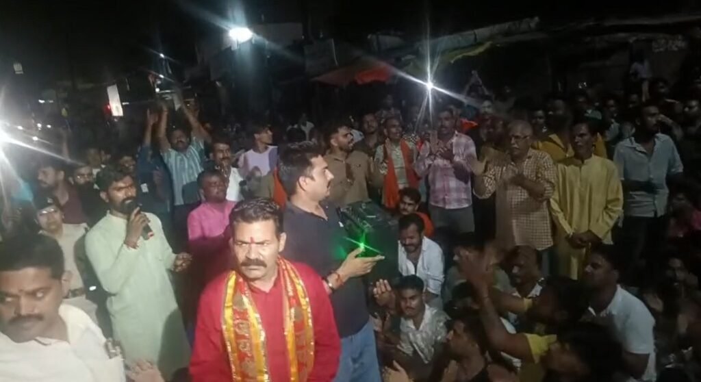 गणेश विसर्जन जुलूस पर पत्थरबाजी से तनाव, लोगों ने थाने का घेराव किया; सख्त कार्रवाई की मांग
