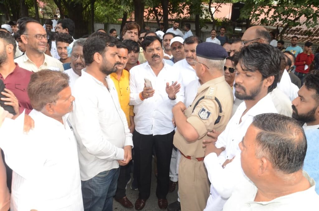 लाठीचार्ज के विरोध में कांग्रेस ने घेरा आईजी कार्यालय 