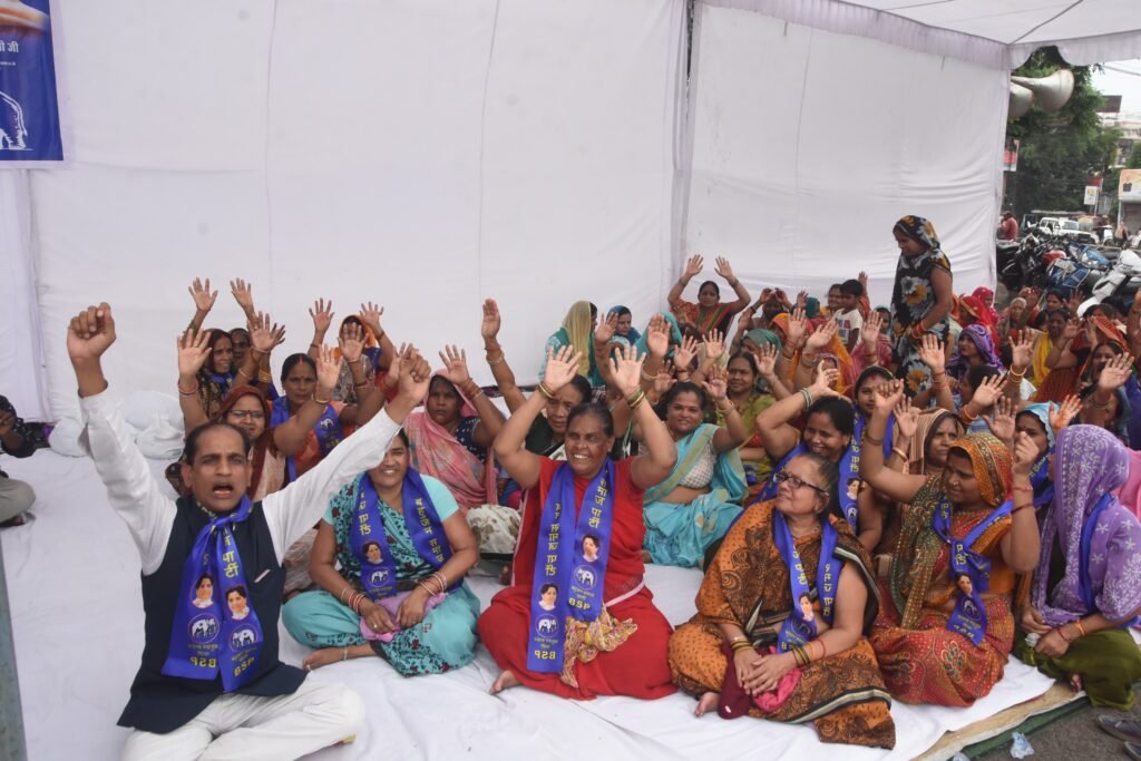 जन समस्याओं को लेकर BSP का रोशनपुरा चौराहे पर धरना, ज्ञापन सौंपा