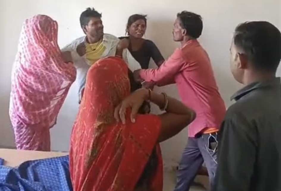 डीपी पर चढ़ कर फांसी लगाने को आतुर हुआ किसान