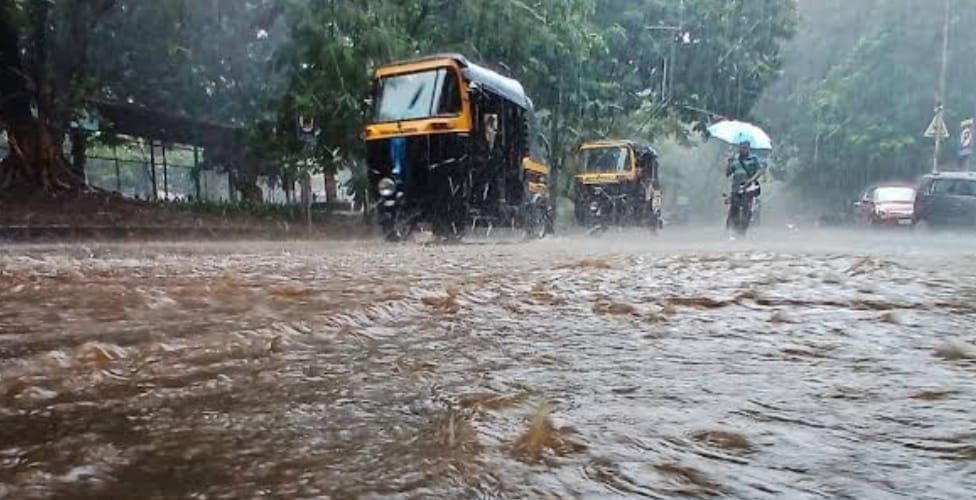 दिन में धूप, शाम को झमाझम बरसे बादल