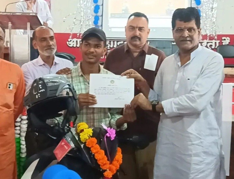 स्कूटी पाकर मेधावी विद्यार्थियों के चेहरे खिले
