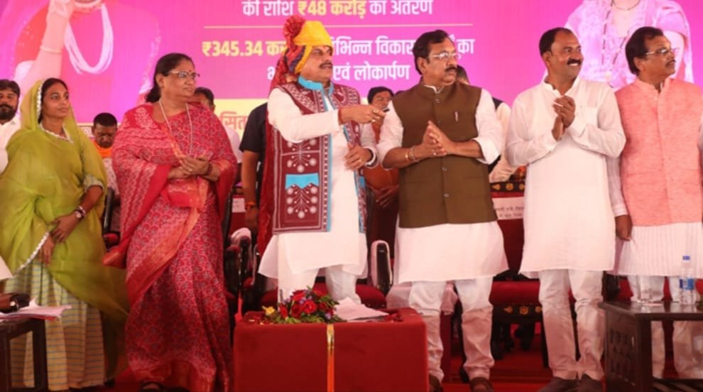 लाडली बहनों को सौगात, CM ने खातों में डाले 1541 करोड़, आयुर्वेदिक परंपरा पर पुस्तक का विमोचन