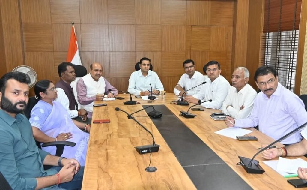 विधानसभावार वृहद स्‍तर पर होगा रक्‍तदान शिविर, कलेक्टर ने ली बैठक 