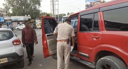 वाहनों से हटाई काली फिल्म, काटे चालान 