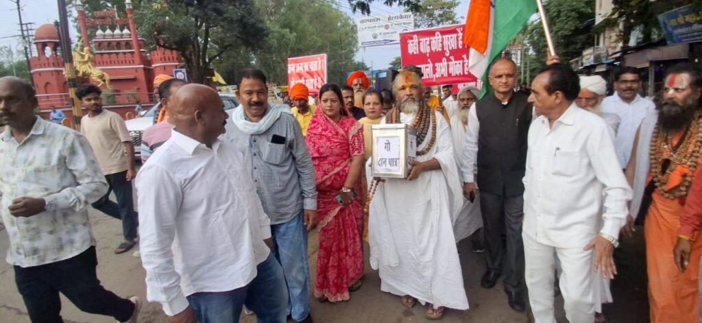 सड़क पर तड़प रही गौ माता, 7 अक्टूबर को निकलेगी गौ माता न्याय यात्रा