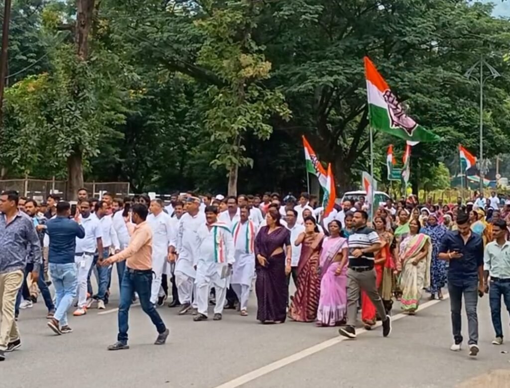 झुग्गी विस्थापन के विरोध में कांग्रेस का मोर्चा