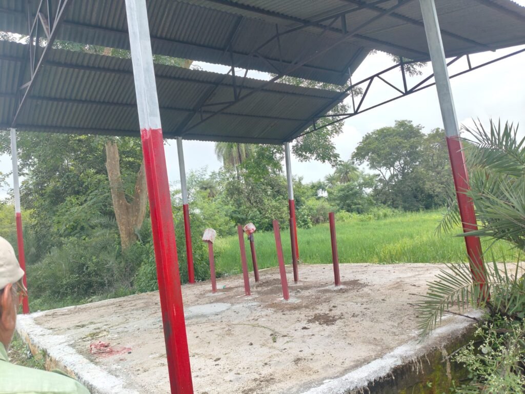 मरने के बाद भी नहीं सुकून, रिनियां में मुक्तिधाम पहुंच मार्ग पर दबंगों का कब्ज़ा