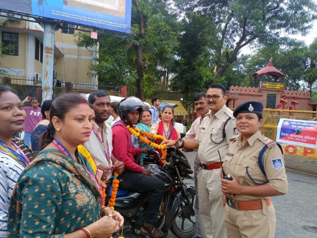 हेलमेट लगाने वालों का किया सम्मान, बताए यातायात नियम 